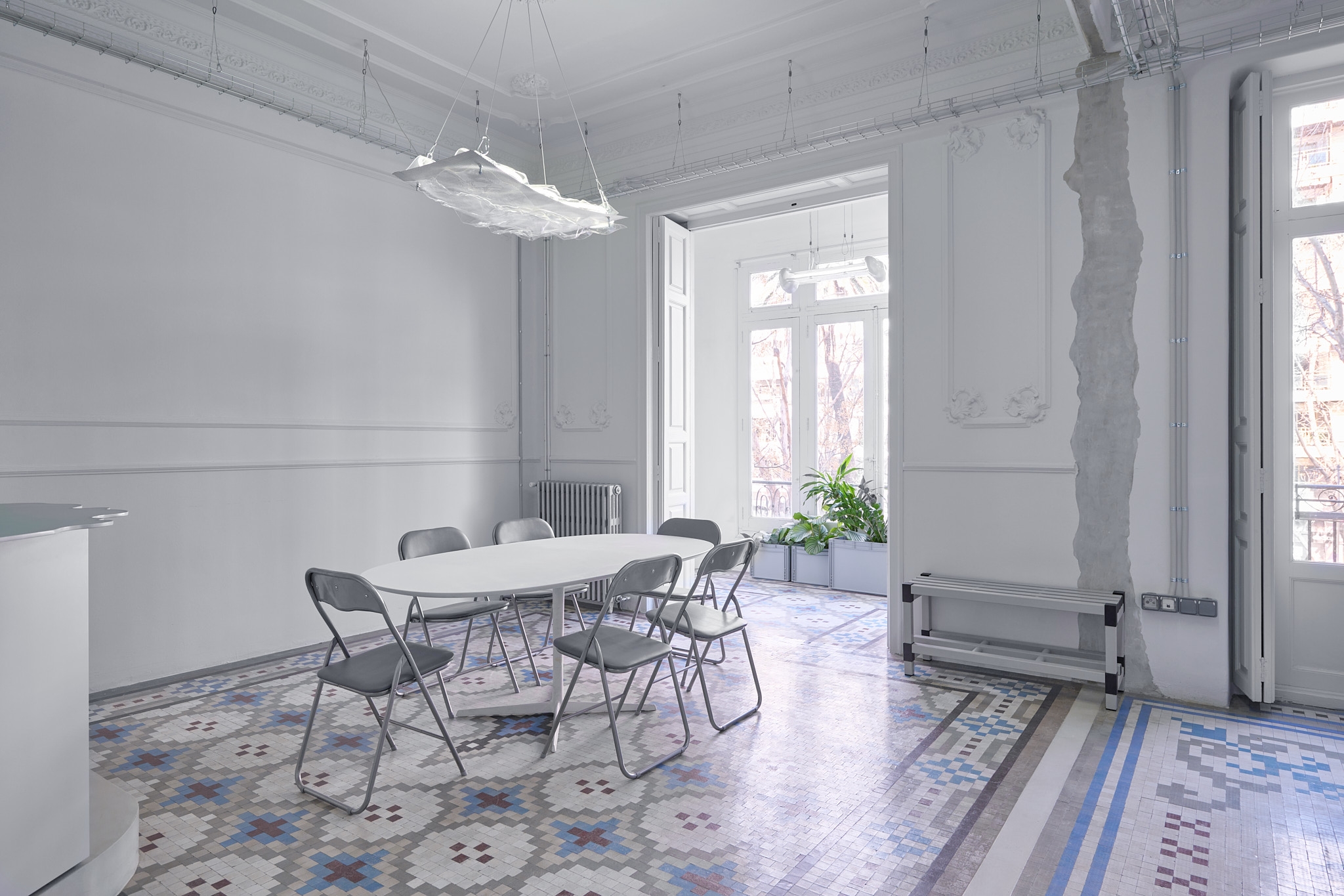 Posthuman Cras in a Neoclassical Apartament