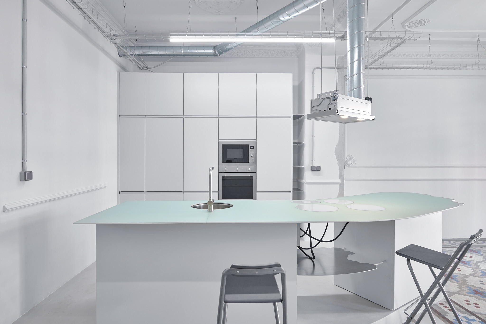 Posthuman Cras in a Neoclassical Apartament