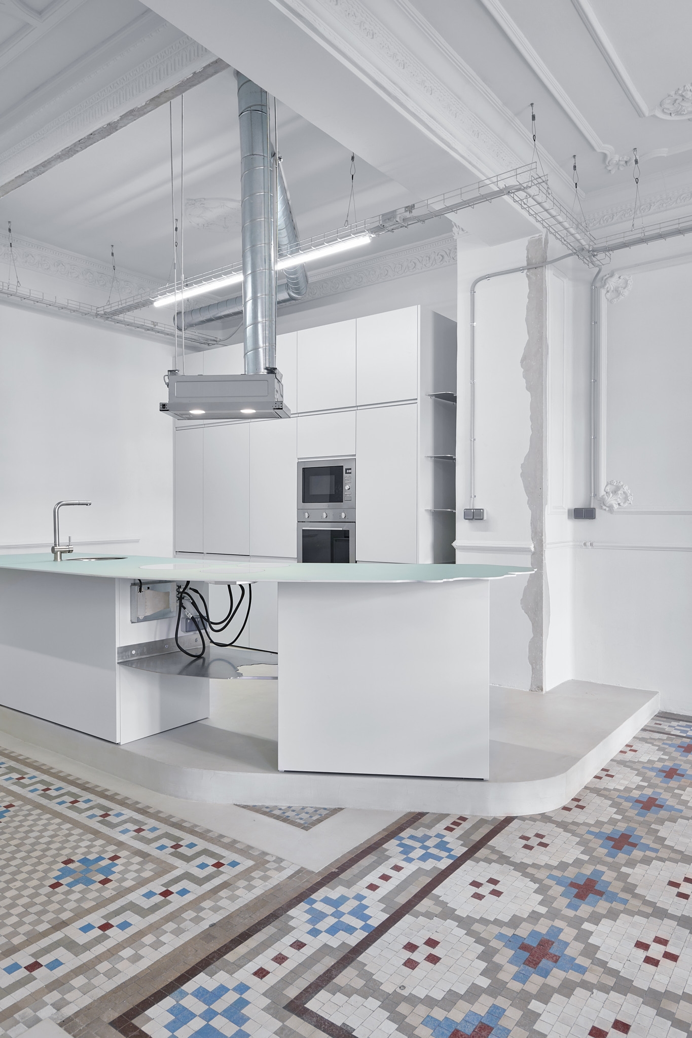 Posthuman Cras in a Neoclassical Apartament