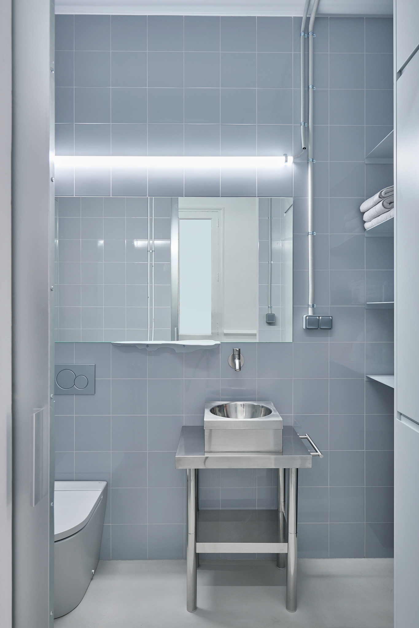 Posthuman Cras in a Neoclassical Apartament