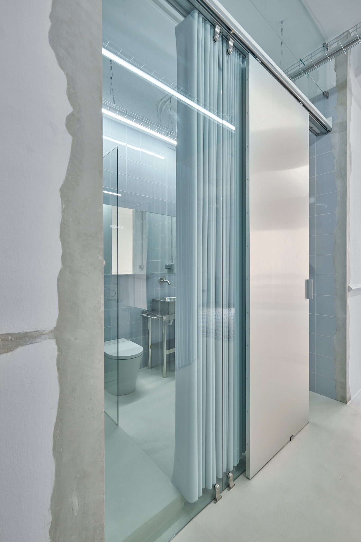 Posthuman Cras in a Neoclassical Apartament